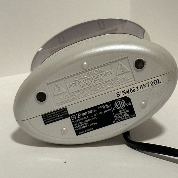 EMERSON Radio Alarm Clock AM/FM Radio Pearl
White Red LCD Display - Picture 6 of 9